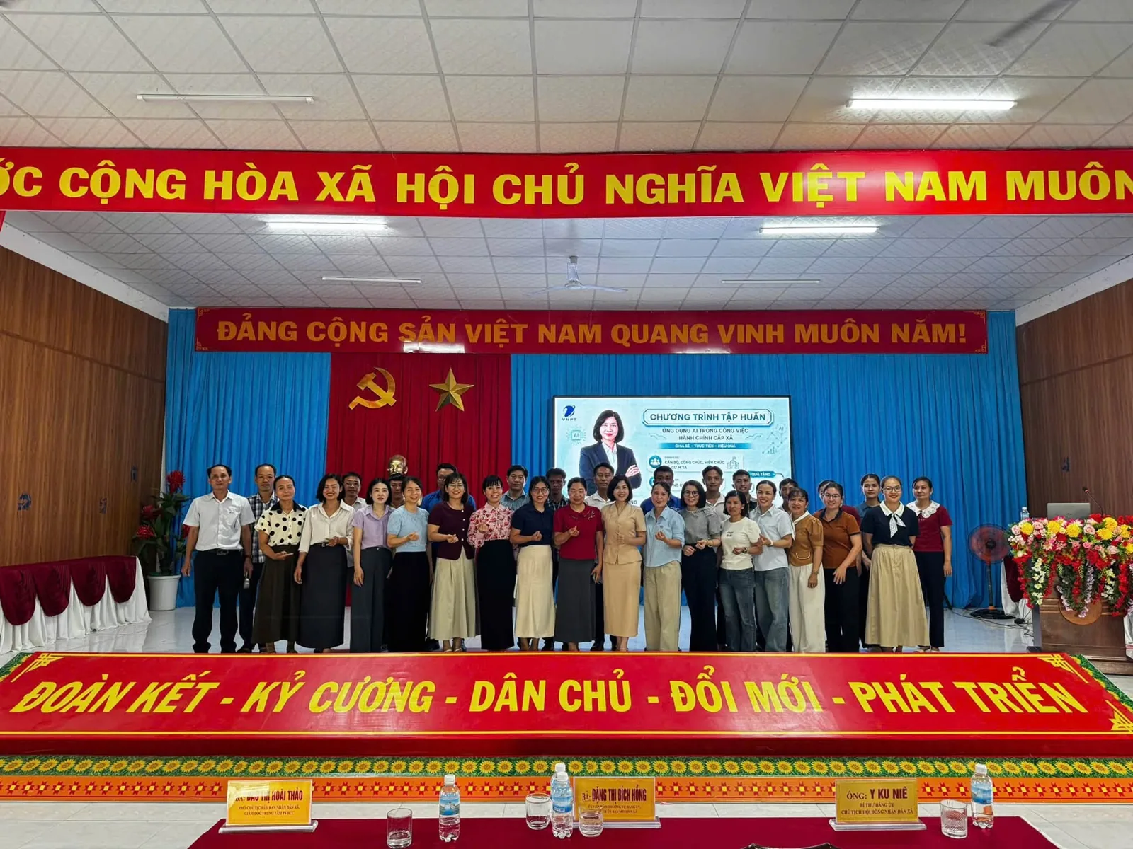 Những người tham dự buổi tập huấn tại Cư M’ta
