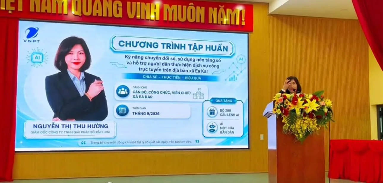 Nguyễn Thu Hường trình bày tại buổi tập huấn Ea Kar