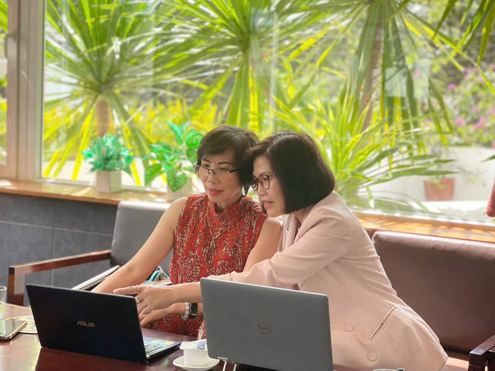 Người học cùng trao đổi và thực hành trên máy tính